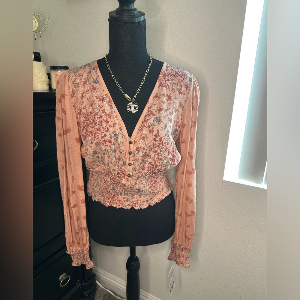 Beautiful 😍 floral blouse, deep V neck, stretch waste & sleeve, long sleeve